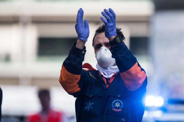 April 23, 2020, Madrid, MADRID, SPAIN: SAMUR members applaud during the tribute to the health workers at the Hospital Fundacion Jimenez Diaz during the Covid-19 pandemic on April 23, 2020 in Madrid, Spain Madrid SPAIN - ZUMAa181 20200423_zaa_a181_046 Copyright: xJoaquinxCorcherox
