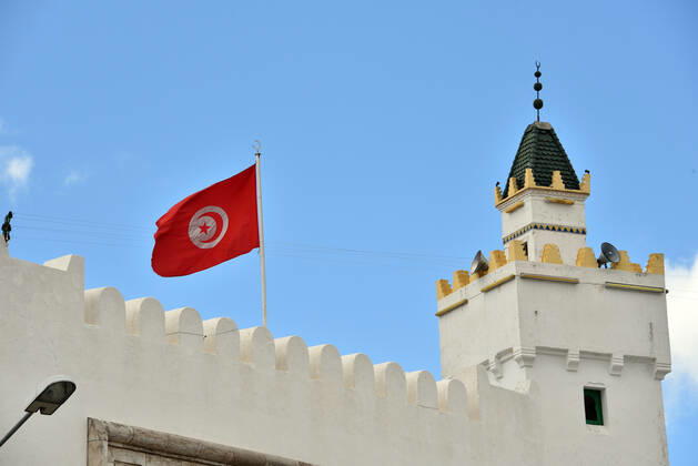Coronavirus in Tunesien, Eindrücke aus Tunis April 23, 2020, Tunis, Tunisia: Tunisia national flag flown at Barrek Jmel Mosque a day before Ramadan..Muslims around the world will begin the holy month of Ramadan. Group gatherings and prayers will not be allowed in mosques as part of a government lockdown and containment measures to stop the spread of the coronavirus Tunis Tunisia - ZUMAs197 20200423_zab_s197_012 Copyright: xJdidixWassimx
