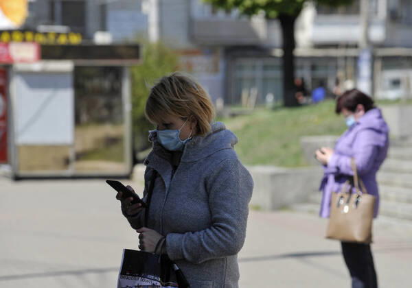 Coronavirus in der Ukraine, Eindrücke aus Kiew April 23, 2020, Kiev, Ukraine: A woman wears a face mask as a precaution against the spread of coronavirus..In Ukraine 7170 laboratory-confirmed cases of COVID-19, of which 187 were fatal, 504 patients recovered. During the day, 578 new cases were recorded reports from the Ministry of Health Ukraine. Kiev Ukraine - ZUMAs197 20200423_zaa_s197_167 Copyright: xSergeixChuzavkovx