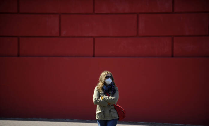 Coronavirus in der Ukraine, Eindrücke aus Kiew April 23, 2020, Kiev, Ukraine: A woman wearing a face mask as a precaution against the spread of coronavirus walks on the street during the lockdown..In Ukraine 7170 laboratory-confirmed cases of COVID-19, of which 187 were fatal, 504 patients recovered. During the day, 578 new cases were recorded reports from the Ministry of Health Ukraine. Kiev Ukraine - ZUMAs197 20200423_zaa_s197_172 Copyright: xSergeixChuzavkovx
