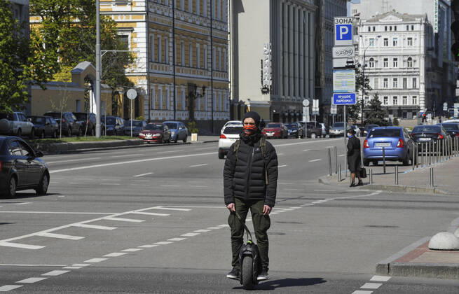 Coronavirus in der Ukraine, Eindrücke aus Kiew April 23, 2020, Kiev, Ukraine: A man wearing a face mask as a precaution against the spread of coronavirus rides an electric unicycle on the street..In Ukraine 7170 laboratory-confirmed cases of COVID-19, of which 187 were fatal, 504 patients recovered. During the day, 578 new cases were recorded reports from the Ministry of Health Ukraine. Kiev Ukraine - ZUMAs197 20200423_zaa_s197_169 Copyright: xSergeixChuzavkovx