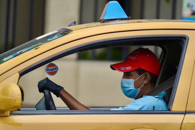 Coronavirus in Ecuador, Eindrücke A taxi driver protected with mask and gloves works through the streets of Guayaquil, Ecuador, 23 April 2020. The coronavirus pandemic has been primed with the sector of taxi drivers and informal drivers in Guayaquil, among which there are more than one hundred dead and hundreds infected by their street exposure to COVID-19. The COVID-19 is fattened with taxi drivers from Guayaquil, who count more than 100 dead !ACHTUNG: NUR REDAKTIONELLE NUTZUNG!  Copyright: xMarcosxPinx AME5234 20200424-637232850963343340