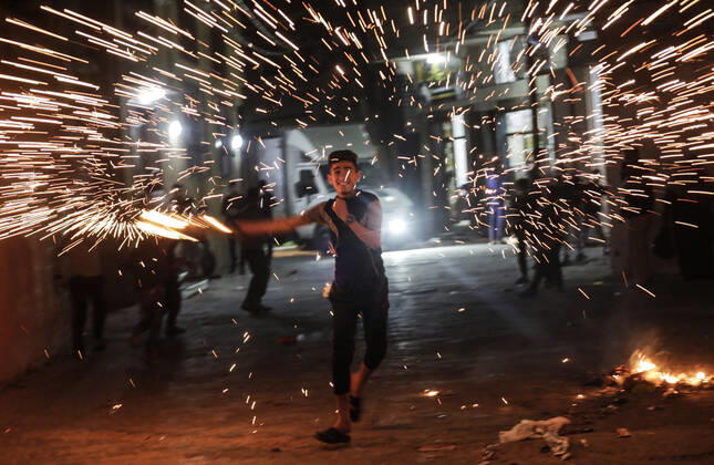 Coronavirus, Eindrücke aus Gaza April 23, 2020, Gaza City, The Gaza Strip, Palestine: A Palestinian boy swings a homemade sparkler firework as he celebrates the start of the first night of the Muslim holy month of Ramadan In Jabalia camp, in the northern Gaza Strip on April 23, 2020. - From cancelled iftar (fast breaking) feasts to suspended mosque prayers, Muslims across the Middle East are bracing for a bleak month of Ramadan fasting as the threat of the COVID-19 pandemic lingers. The holy Muslims fasting month of Ramadan is a period for both self-reflection and socialising. Believers fast from dawn to dusk and then gather around a family or community meal each evening of Islam s holiest month. Gaza City Palestine - ZUMAq100 20200423_zaa_q100_055 Copyright: xMahmoudxIssax