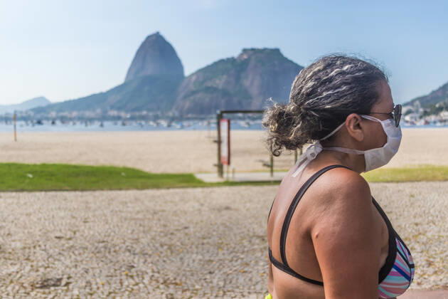Coronavirus in Brasilien, Eindrücke aus Rio de Janeiro April 23, 2020, Rio de Janeiro, Brazi: A woman walks on a trail Masks are now mandatory to be worn by the population on the streets of the city. The goal is to reduce contamination of the new coronavirus. Rio de Janeiro has so far had 490 deaths, with 5562 cases of contagion. Rio de Janeiro Brazil  - ZUMAl255 20200423_int_l255_005 Copyright: xEllanxLustosax