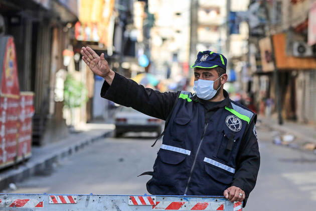 Coronavirus, Eindrücke aus Gaza April 23, 2020, Khan Younis, Gaza Strip, Palestinian Territory: Palestinian policeman wearing a face mask as a preventive measure amid fears of the spread of the coronavirus disease (COVID-19) in Khan Younis in the Gaza strip, on April 23, 2020 Khan Younis Palestinian Territory - ZUMAap3_ 20200423_zaf_ap3_028 Copyright: xAshrafxAmrax