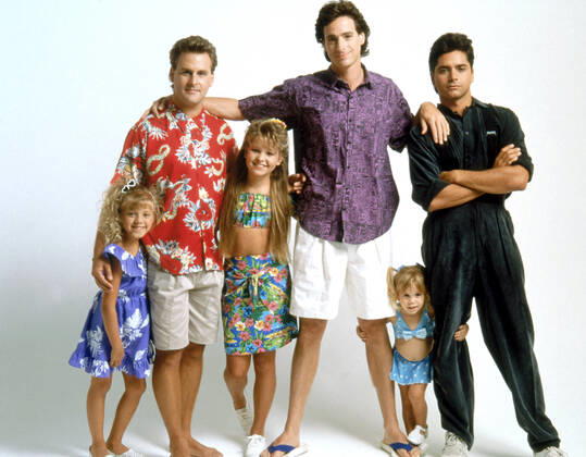 FULL HOUSE, Jodie Sweetin, Dave Coulier, Candace Cameron, Bob Saget, Mary Kate Ashley Olsen, John Stamos, 1987-1995, Warner Bros. Courtesy: Everett Collection Warner Bros Courtesy Everett Collection !ACHTUNG AUFNAHMEDATUM GESCHÃ„TZT! PUBLICATIONXNOTxINxCANxCHNxFRAxITAxJPNxNORxPOLxRUSxESPxUKxUSA Copyright: xWarnerxBros CourtesyxEverettxCollectionx TCDFUHO EC013