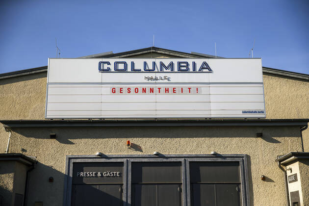 Schrift Gesonntheit auf der geschlossenen Columbia Halle in Berlin am 23 April 2020 As of yesterday, under 800 square meters, bookstores and car showrooms can reopen with the observance of hygiene and distance regulations Today, more people were on the road Coronavirus in Berlin