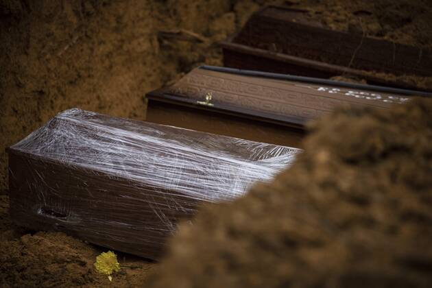 Coronavirus in Brasilien, Eindrücke aus Manaus View of coffins during a collective funeral in a mass grave, at a new open area in the Nossa Senhora Aparecida cemetery, located in the city of Manaus, Amazonas, Brazil, 23 April 2020. The new section of the cemetery was opened after the deaths caused by COVID-19 that collapsed the city s funeral system. EFE Raphael Alves Collective burials in Manaus after deaths caused by COVID-19 !ACHTUNG: NUR REDAKTIONELLE NUTZUNG!  Copyright: xRAPHAELxALVESx AME5324 20200424-637232955254695769