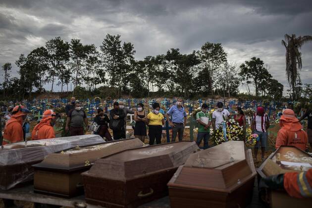 News Bilder des Tages Coronavirus in Brasilien, Eindrücke aus Manaus A group of people attend a funeral in a collective grave, at an new open area in the Nossa Senhora Aparecida cemetery, located in the city of Manaus, Amazonas, Brazil, 23 April 2020. The new section of the cemetery was opened after the deaths caused by COVID-19 that collapsed the city s funeral system. EFE Raphael Alves Collective burials in Manaus after deaths caused by COVID-19 !ACHTUNG: NUR REDAKTIONELLE NUTZUNG!  Copyright: xRAPHAELxALVESx AME5333 20200424-637232955294383522