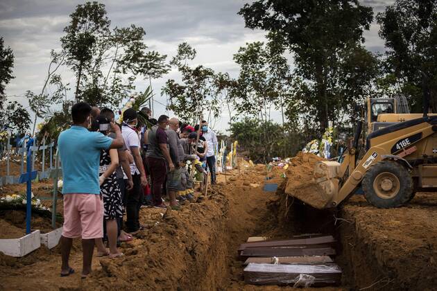 Coronavirus in Brasilien, Eindrücke aus Manaus A group of people attend a funeral in a collective grave, at an new open area in the Nossa Senhora Aparecida cemetery, located in the city of Manaus, Amazonas, Brazil, 23 April 2020. The new section of the cemetery was opened after the deaths caused by COVID-19 that collapsed the city s funeral system. EFE Raphael Alves Collective burials in Manaus after deaths caused by COVID-19 !ACHTUNG: NUR REDAKTIONELLE NUTZUNG!  Copyright: xRAPHAELxALVESx AME5362 20200424-637232955917391124