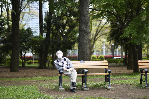 Coronavirus in Japan, Eindrücke aus Tokio TOKYO, JAPAN - APRIL 23: A man wearing face masks relax in a bench in Yoyogi Park amid the coronavirus pandemic on Thursday, April 23, 2020 in Tokyo, Japan. Japanese Prime Minister Shinzo Abe declared a nationwide State of Emergency last week requesting businesses including schools, athletic facilities, bars and restaurants to temporarily close or operate under reduced hours and urging people to stay home to stop spreading of the coronavirus throughout the country. (Photo: Richard Atrero de Guzman AFLO)  (125658862)