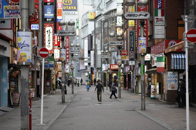 Coronavirus in Japan, Eindrücke aus Tokio TOKYO, JAPAN - APRIL 23: Few people are seen near Shibuya Station amid the coronavirus pandemic on Thursday, April 23, 2020 in Tokyo, Japan. Japanese Prime Minister Shinzo Abe declared a nationwide State of Emergency last week requesting businesses including schools, athletic facilities, bars and restaurants to temporarily close or operate under reduced hours and urging people to stay home to stop spreading of the coronavirus throughout the country. (Photo: Richard Atrero de Guzman AFLO)  (125658863)