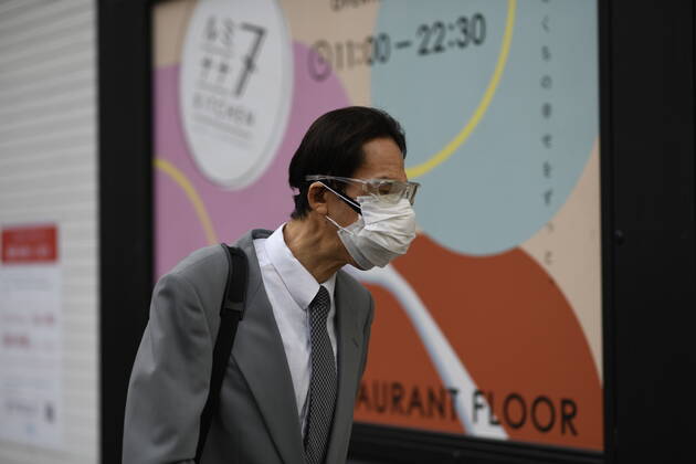 Coronavirus in Japan, Eindrücke aus Tokio TOKYO, JAPAN - APRIL 23: A man wearing face masks with goggles heads home after work near Shinjuku Station amid the coronavirus pandemic on Thursday, April 23, 2020 in Tokyo, Japan. Japanese Prime Minister Shinzo Abe declared a nationwide State of Emergency last week requesting businesses including schools, athletic facilities, bars and restaurants to temporarily close or operate under reduced hours and urging people to stay home to stop spreading of the coronavirus throughout the country. (Photo: Richard Atrero de Guzman AFLO)  (125658871)