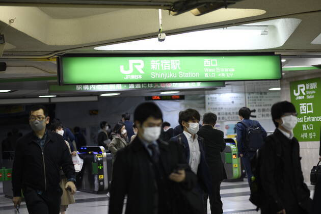 Coronavirus in Japan, Eindrücke aus Tokio TOKYO, JAPAN - APRIL 23: Commuters wearing face masks heads home after work at Shinjuku Station amid the coronavirus pandemic on Thursday, April 23, 2020 in Tokyo, Japan. Japanese Prime Minister Shinzo Abe declared a nationwide State of Emergency last week requesting businesses including schools, athletic facilities, bars and restaurants to temporarily close or operate under reduced hours and urging people to stay home to stop spreading of the coronavirus throughout the country. (Photo: Richard Atrero de Guzman AFLO)  (125658876)