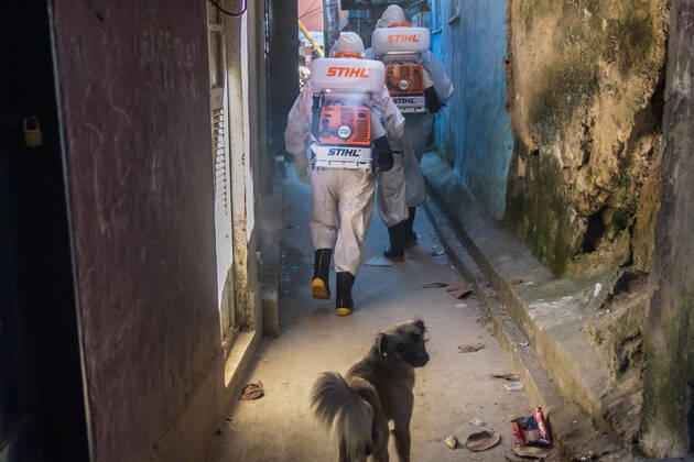 Coronavirus in Brasilien, Eindrücke aus Rio de Janeiro Apr 23, 2020 - Rio de Janeiro, Brazil: COVID-19 Residents of the Santa Marta favela, Botafogo, south zone, will meet this Thursday, (23), in an independent union project, without state aid, to sanitize the entire community avoiding the spread of the contagion of the new coronavirus among residents, breaking the covid-19. This project that started in Santa Marta is expanding in several slums in Rio de Janeiro and in slums in the rest of Brazil. Rio de Janeiro Brazil - ZUMAl255 20200423_int_l255_037 Copyright: xEllanxLustosax