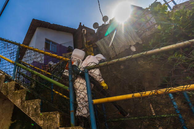 Coronavirus in Brasilien, Eindrücke aus Rio de Janeiro Apr 23, 2020 - Rio de Janeiro, Brazil: COVID-19 Residents of the Santa Marta favela, Botafogo, south zone, will meet this Thursday, (23), in an independent union project, without state aid, to sanitize the entire community avoiding the spread of the contagion of the new coronavirus among residents, breaking the covid-19. This project that started in Santa Marta is expanding in several slums in Rio de Janeiro and in slums in the rest of Brazil. Rio de Janeiro Brazil - ZUMAl255 20200423_int_l255_049 Copyright: xEllanxLustosax