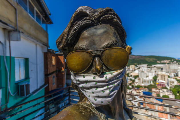 News Bilder des Tages Coronavirus in Brasilien, Eindrücke aus Rio de Janeiro Apr 23, 2020 - Rio de Janeiro, Brazil: COVID-19 Residents of the Santa Marta favela, Botafogo, south zone, will meet this Thursday, (23), in an independent union project, without state aid, to sanitize the entire community avoiding the spread of the contagion of the new coronavirus among residents, breaking the covid-19. This project that started in Santa Marta is expanding in several slums in Rio de Janeiro and in slums in the rest of Brazil. Rio de Janeiro Brazil - ZUMAl255 20200423_int_l255_053 Copyright: xEllanxLustosax
