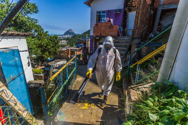 Coronavirus in Brasilien, Eindrücke aus Rio de Janeiro Apr 23, 2020 - Rio de Janeiro, Brazil: COVID-19 Residents of the Santa Marta favela, Botafogo, south zone, will meet this Thursday, (23), in an independent union project, without state aid, to sanitize the entire community avoiding the spread of the contagion of the new coronavirus among residents, breaking the covid-19. This project that started in Santa Marta is expanding in several slums in Rio de Janeiro and in slums in the rest of Brazil. Rio de Janeiro Brazil - ZUMAl255 20200423_int_l255_045 Copyright: xEllanxLustosax