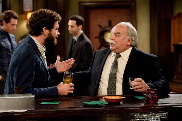 MEN AT WORK, l-r: Danny Masterson, Richard Riehle in Wake and Bake (Season 1, Episode 8, aired July 5, 2012), 2012-, ph: Darren Michaels TBS courtesy Everett Collection TBS Courtesy Everett Collection !ACHTUNG AUFNAHMEDATUM GESCHÃ„TZT! PUBLICATIONXNOTxINxCANxCHNxFRAxITAxJPNxNORxPOLxRUSxESPxUKxUSA Copyright: xTBS CourtesyxEverettxCollectionx TCDMEAT EC011