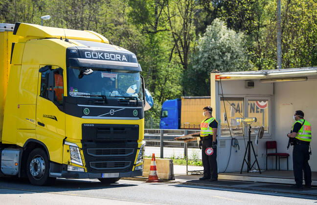 Coronavirus in Bayern, Tests in Bad Reichenhall (200423) -- BAD REICHENHALL (GERMANY), April 23, 2020 (Xinhua) -- Policemen wearing face masks prepare to check a vehicle at a checkpoint on the border between Germany and Austria in Bad Reichenhall, southern Germany, on April 23, 2020. The rate of new infections with COVID-19 in Germany continued below peak times as the number of confirmed cases increased by 2,352 within one day to 148,046, the Robert Koch Institute (RKI) announced on Thursday. (Photo by Kevin Voigt Xinhua) GERMANY-BAD REICHENHALL-COVID-19-BORDER CONTROL 