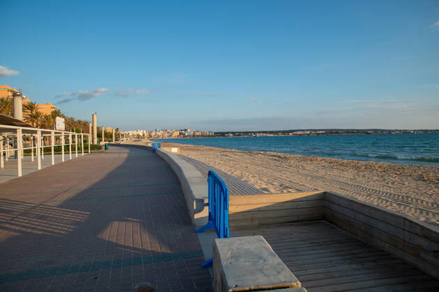 20200423 Corona Lock down in Mallorca PALMA DE MALLORCA, SPAIN APRIL 23 2020 empty beach at the Playa de Palma at Corona Lock down in Mallorca on April 23, 2020 in Palma de Mallorca, Palma de Mallorca Baleares Spain