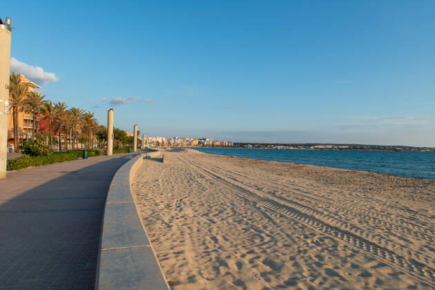 20200423 Corona Lock down in Mallorca PALMA DE MALLORCA, SPAIN APRIL 23 2020 empty beach at the Playa de Palma at Corona Lock down in Mallorca on April 23, 2020 in Palma de Mallorca, Palma de Mallorca Baleares Spain