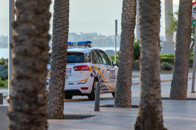 20200423 Corona Lock down in Mallorca PALMA DE MALLORCA, SPAIN APRIL 23 2020 Policia Local at the Playa de Palma at Corona Lock down in Mallorca on April 23, 2020 in Palma de Mallorca, Palma de Mallorca Baleares Spain