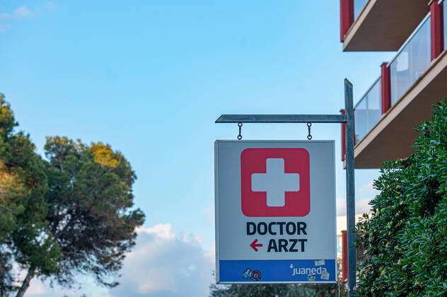 20200423 Corona Lock down in Mallorca PALMA DE MALLORCA, SPAIN APRIL 23 2020 Doctor at the Playa de Palma at Corona Lock down in Mallorca on April 23, 2020 in Palma de Mallorca, Palma de Mallorca Baleares Spain