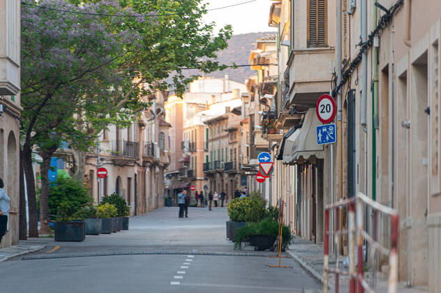 20200423 Corona Lock down in Mallorca PALMA DE MALLORCA, SPAIN APRIL 23 2020 People on the Street of Llucmayor at Corona Lock down in Mallorca on April 23, 2020 in Palma de Mallorca, Palma de Mallorca Baleares Spain