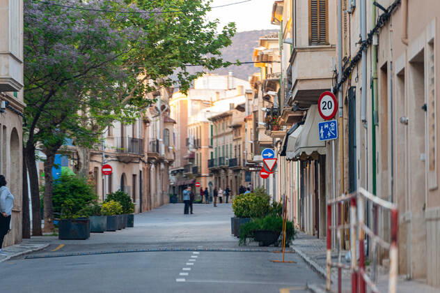 20200423 Corona Lock down in Mallorca PALMA DE MALLORCA, SPAIN APRIL 23 2020 People on the Street of Llucmayor at Corona Lock down in Mallorca on April 23, 2020 in Palma de Mallorca, Palma de Mallorca Baleares Spain