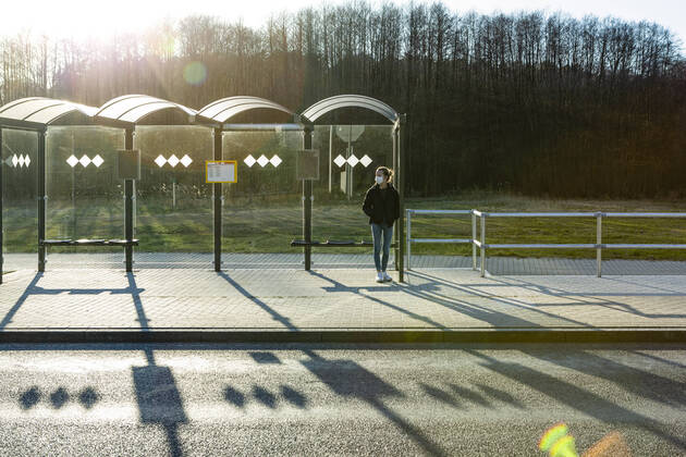 IMAGO Creative: Gesellschaft, Mobilität auf dem Land Portrait of a girl with mask waiting at bus stop model released Symbolfoto OJF00384