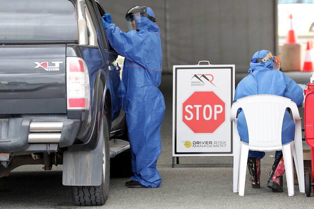 Coronavirus in Australien, Drive-Through-Test in Perth COVID-19 FIFO WORKFORCE SCREENING, FIFO workers are screened for COVID-19 at a drive through Mineral Resources testing facility in Perth, Friday, April 24, 2020. Nose and mouth swabs are collected and after two days, if a negative result is returned they are cleared to fly out. WA on Thursday recorded its second straight day with no new coronavirus cases, while the number of active cases fell to just 81. ( NO ARCHIVING, EDITORIAL USE ONLY, NO USE IN BOOKS WITHOUT CONSENT PERTH WA AUSTRALIA  Copyright: xRICHARDxWAINWRIGHTx 20200424001465038215