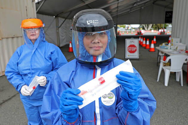 Coronavirus in Australien, Drive-Through-Test in Perth COVID-19 FIFO WORKFORCE SCREENING, Staff from a pathology laboratory hold up swab collecting kits at a drive through COVID-19 Mineral Resources testing facility for FIFO workers in Perth, Friday, April 24, 2020. Nose and mouth swabs are collected and if a negative result is returned they are cleared to fly out. WA on Thursday recorded its second straight day with no new coronavirus cases, while the number of active cases fell to just 81. ( NO ARCHIVING, EDITORIAL USE ONLY, NO USE IN BOOKS WITHOUT CONSENT PERTH WA AUSTRALIA  Copyright: xRICHARDxWAINWRIGHTx 20200424001465038638