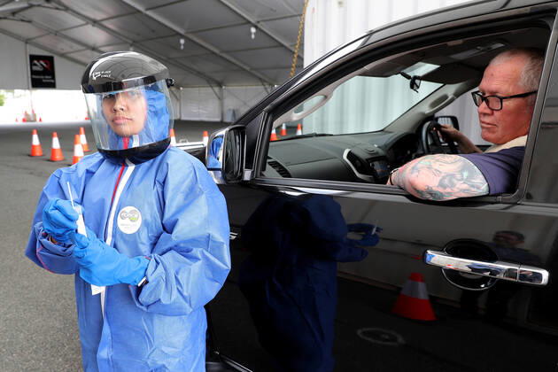 Coronavirus in Australien, Drive-Through-Test in Perth COVID-19 FIFO WORKFORCE SCREENING, FIFO workers are screened for COVID-19 at a drive through Mineral Resources testing facility in Perth, Friday, April 24, 2020. Nose and mouth swabs are collected and after two days, if a negative result is returned they are cleared to fly out. WA on Thursday recorded its second straight day with no new coronavirus cases, while the number of active cases fell to just 81. ( NO ARCHIVING, EDITORIAL USE ONLY, NO USE IN BOOKS WITHOUT CONSENT PERTH WA AUSTRALIA  Copyright: xRICHARDxWAINWRIGHTx 20200424001465038704