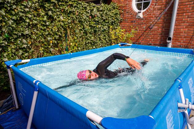 2020-04-23 15:01:08 Steenwijk - wat doe je als je opgehokt bent en heel sportief? Dan zoek je een oplossing. Voor Jacyntha Plat uit Steenwijk betekent dat een zwembad in de tuin, een fietsband om de middel en zwemmen maar. Zeker een uurtje per dag. Corona - quarantaine Wilbert Bijzitter  Copyright: xx x409773894x