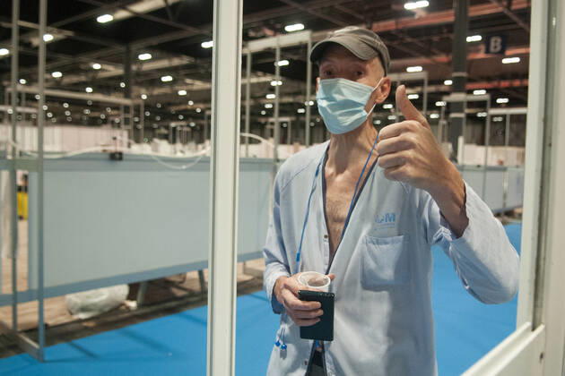 In the makeshift hospital set up for corona patients at the IFEMA exhibition centre, on World Book Day, Don Quixote will be read Day 35 since the Spanish government declared a state of emergency because of the corona crisis Madrid, 23 04 2020 Reading at IFEMA Hospital  Foto:xDyDxFotografosx xFuturexImage
