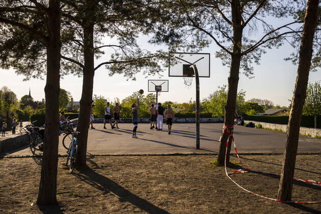 Young men play basketball on a playground in Berlin on 23 April 2020 As of yesterday, under 800 square meters, bookstores and car showrooms can open again with the observance of hygiene and distance regulations Today there were noticeably more people on the road Coronavirus in Berlin