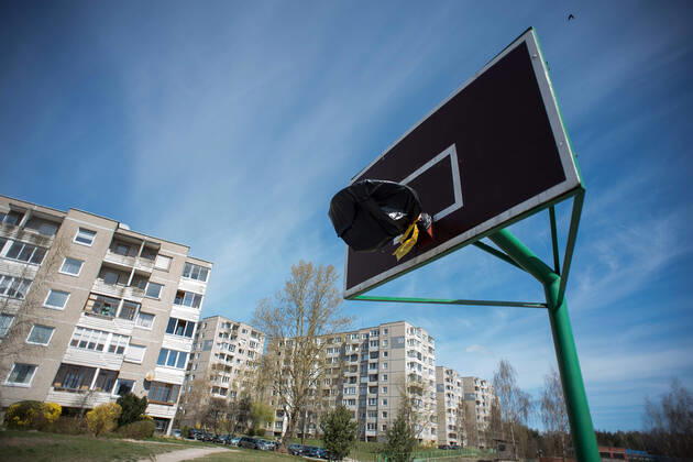 Coronavirus in Litauen, Eindrücke aus Vilnius (200424) -- VILNIUS, April 24, 2020 (Xinhua) -- A basketball backboard stands with basket wrapped up at a neighbourhood in Vilnius, capital of Lithuania, April 23, 2020. The government of Lithuania on Wednesday extended the nationwide quarantine restrictions until May 11 with the easing measures such as reopening of all shops and shopping malls from Thursday. Th new measures also included letting outdoor cafes, hairdressing, beauty parlors, libraries and museums to resume operation from the start of the next week. (Photo by Alfredas Pliadis Xinhua) LITHUANIA-VILNIUS-COVID-19 