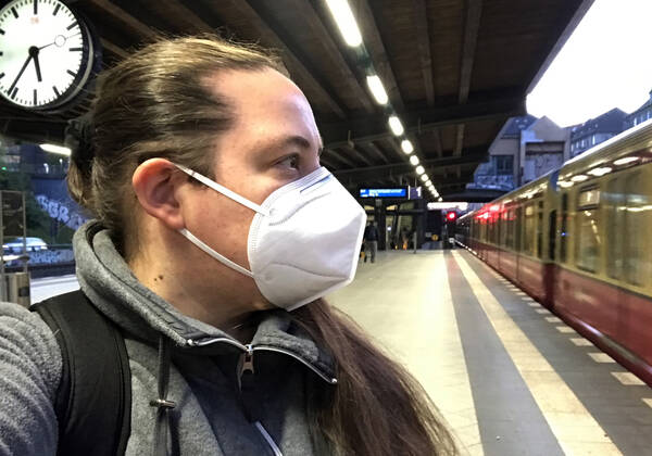 23 04 2020, Berlin, GER Woman at a S train station wears a breathing mask in times of coro