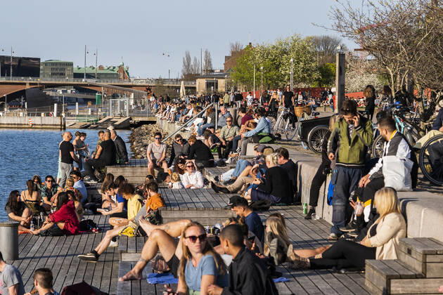 Copenhageners enjoy the hot spring weather at Island Brygge in Copenhagen on Thursday, April 23, 2020 Despite the requirement to keep distance, groups of young people are increasingly gathering in parks and on squares National Police Chief warns ban on settling in certain places Ritzau writes, Friday, April 24 2020 NOTE the picture a recorded with a telephoto lens and the distance between peo  Copyright: MartinxSylvestx cop777 spdk20200424-092042-L
