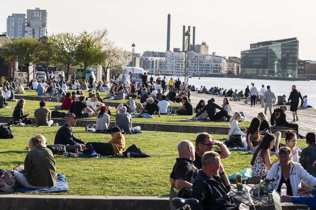 Copenhageners enjoy the hot spring weather at Island Brygge in Copenhagen on Thursday, April 23, 2020 Despite the requirement to keep distance, groups of young people are increasingly gathering in parks and on squares National Police Chief warns ban on settling in certain places Ritzau writes, Friday, April 24 2020 NOTE the picture a recorded with a telephoto lens and the distance between peo  Copyright: MartinxSylvestx cop777 spdk20200424-092121-L