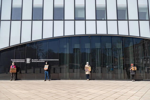 23.04.2020, Tallinn. Valitsuse tegevust kritiseeriv meeleavaldus superministeeriumi ees. Demonstration criticizing government action in front of the ministries building. Foto Mihkel Maripuu, Postimees Tallinn Harjumaa Estonia  Copyright: xMihkelxMaripuux