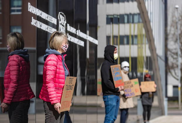 23.04.2020, Tallinn. Valitsuse tegevust kritiseeriv meeleavaldus superministeeriumi ees. Demonstration criticizing government action in front of the ministries building. Foto Mihkel Maripuu, Postimees Tallinn Harjumaa Estonia  Copyright: xMihkelxMaripuux