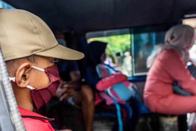 Coronavirus in Indonesien, Eindrücke aus Makasar April 24, 2020, Makassar, South Sulawesi, Indonesia: A boy wearing a mask is sitting in a transport car that crosses the border in Makassar City, South Sulawesi Province, Makassar, Indonesia, to prevent Covid-19 transmission. Every citizen who does not wear a mask will be stopped and asked to return home. The curbing was carried out after the implementation of large-scale social restrictions in Makassar City and because the Covid-19 outbreak continued to increase in Indonesia. Makassar Indonesia - ZUMAb223 20200424_zip_b223_002 Copyright: xHerwinxBaharx