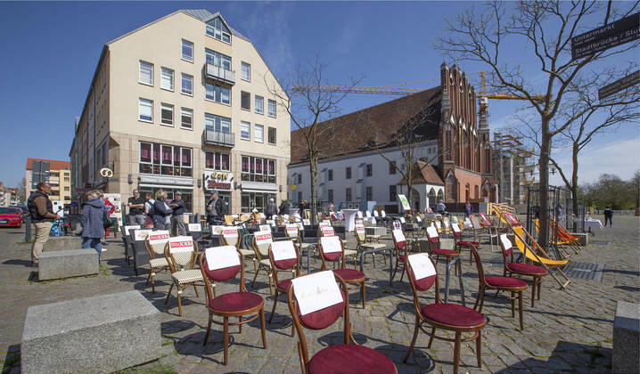 Frankfurt Oder , 24 04 2020 Marketplace 34 restaurateurs today took part in the nationwide campaign Le Stuehle on the Frankfurt marketplace. With this campaign the restaurate