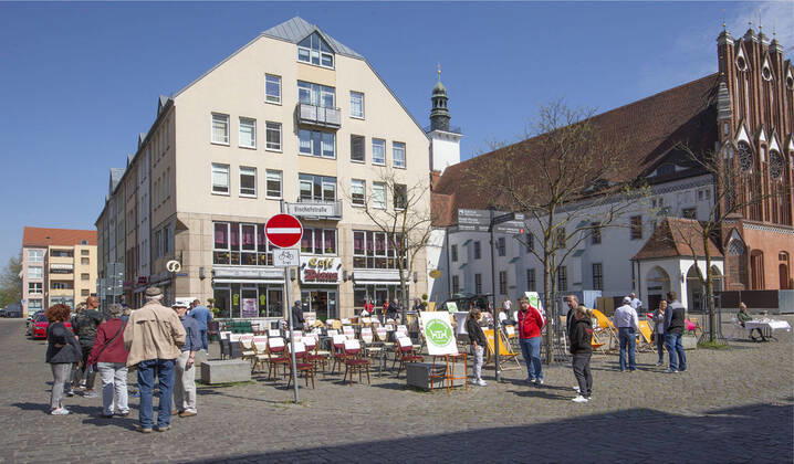 Frankfurt Oder , 24 04 2020 Marketplace 34 restaurateurs today took part in the nationwide campaign Le Stuehle on the Frankfurt marketplace. With this campaign the restaurate