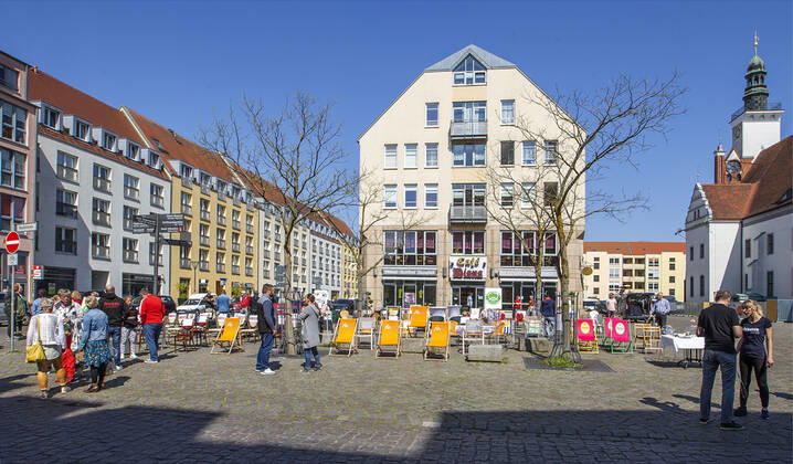 Frankfurt Oder , 24 04 2020 Marketplace 34 restaurateurs today took part in the nationwide campaign Le Stuehle on the Frankfurt marketplace. With this campaign the restaurate
