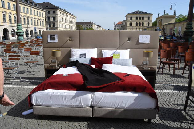 Empty chairs with bed Munich 24 04 20 Odeonsplatz Action day of Leadersclub Empty chairs because of the Corona Virus Munich