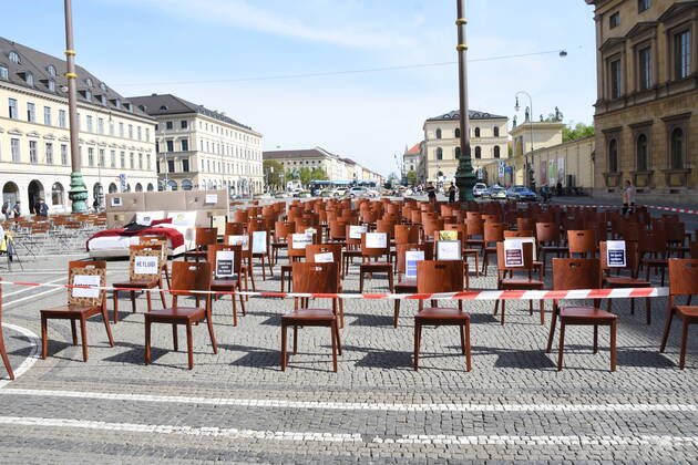 Empty Chairs Munich 24 04 20 Odeonsplatz Action Day of Leadersclub Empty Chairs because of the Corona Virus Munich