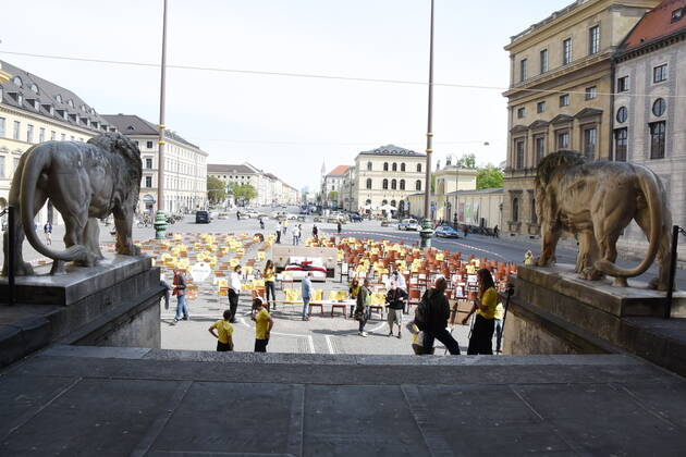 Empty Chairs Munich 24 04 20 Odeonsplatz Action Day of Leadersclub Empty Chairs because of the Corona Virus Munich